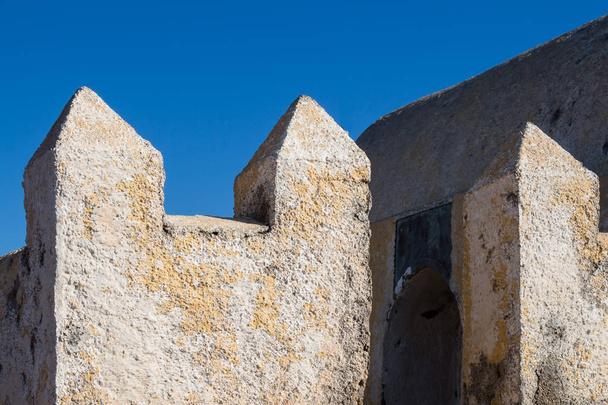 Atlantik Okyanusu kıyı şeridi bulunan tarihi Portekizce kale (kale) Dar el Bahar, mimari ayrıntıları. Parlak mavi gökyüzü. Safi, Fas. - Fotoğraf, Görsel