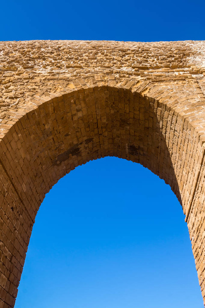 Stenen muren van de oude Portugese fort (kasteel) Dar el Bahar met een boog-poort. Gelegen op de kust van de Atlantische Oceaan in Safi, Marokko. Heldere blauwe hemel. - Foto, afbeelding