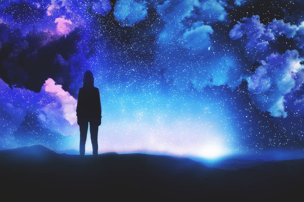 Zadní pohled na podsvícení hacker stojící na pozadí vesmíru krásné zatažené hvězdné oblohy. Koncept svobody a malware  - Fotografie, Obrázek