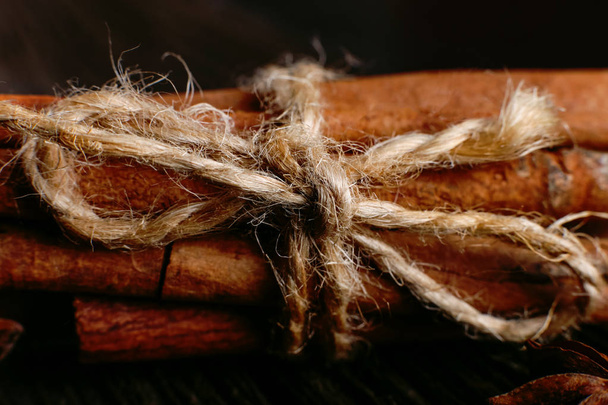 Spices sticks cinnamon on old table. Rustic background, aroma close-up. - Foto, imagen
