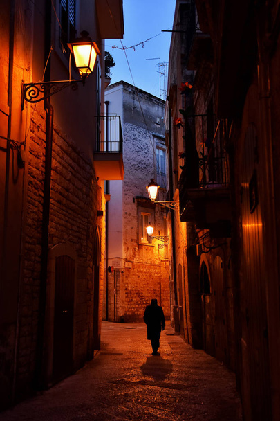 Wgląd nocy w niesamowite Starówki, w zabytkowym centrum Bari, Włochy - Zdjęcie, obraz