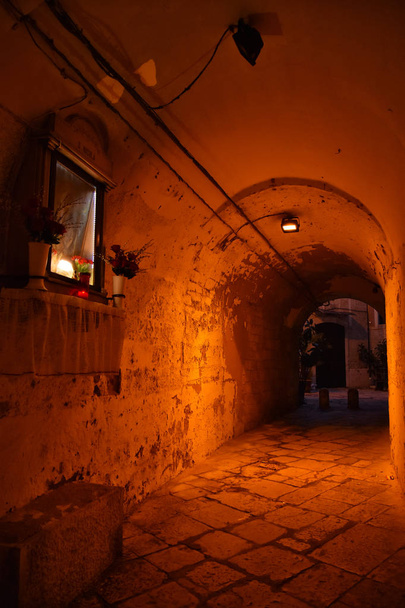 Vista notturna nella splendida Città Vecchia, centro storico di Bari
 - Foto, immagini