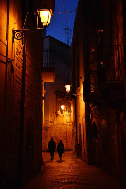 Νυχτερινή θέα καταπληκτική παλιά πόλη, ιστορικό κέντρο του Μπάρι, Ιταλία - Φωτογραφία, εικόνα