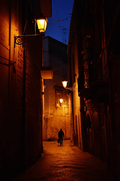 Yönäkymä hämmästyttävässä vanhassakaupungissa, Barin historiallisessa keskustassa, Italiassa
 - Valokuva, kuva