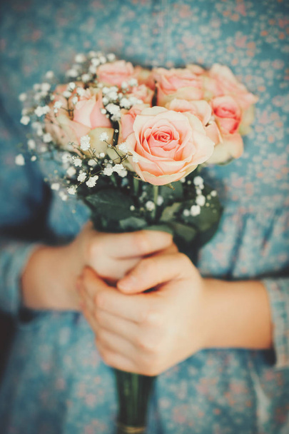 Ruce držící krásné měkké kytice z růžových růží - Fotografie, Obrázek