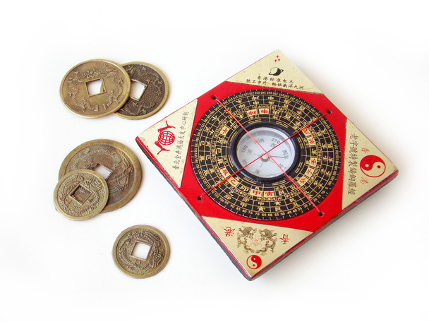 kompas feng shui i chińskie monety. - Zdjęcie, obraz