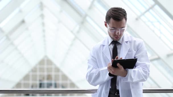 Scientist hands working on tablet computer - Záběry, video