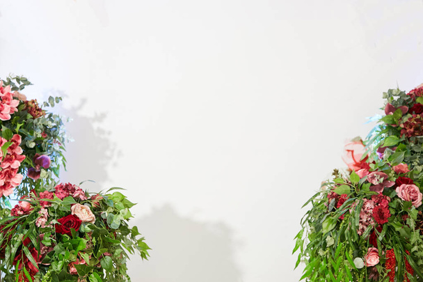 Два великих красивих букета квітів на білому тлі
 - Фото, зображення
