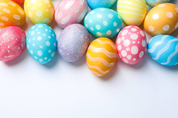 Dekoratív húsvéti tojás, fehér háttér, szöveg adható. Szemközti nézet - Fotó, kép