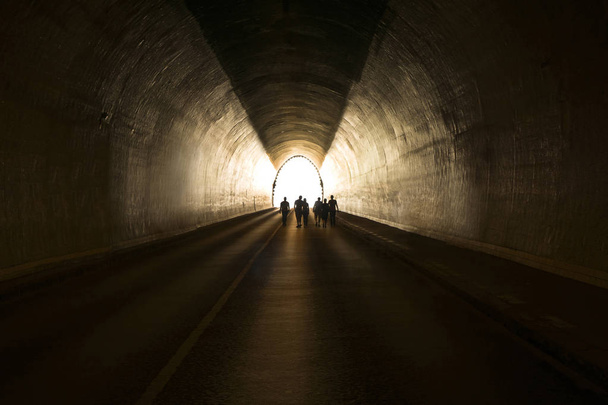 Люди йдуть на світло в кінці тунелю
 - Фото, зображення