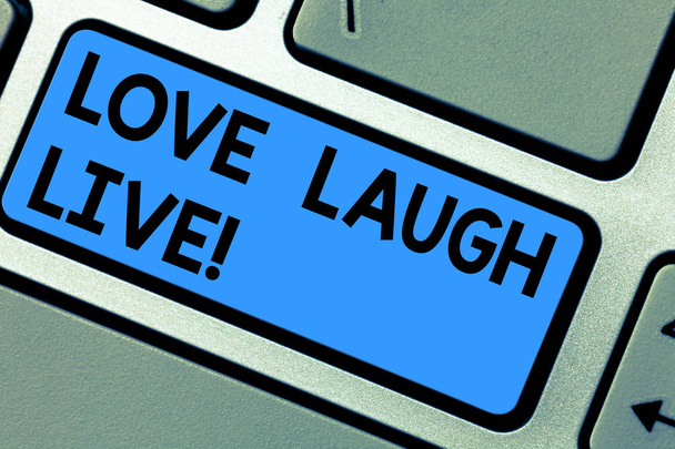 Uwaga piśmie Wyświetlono miłości śmiać się żyć. Biznesowe zdjęcie prezentujący być inspirowane pozytywne spędzić śmiejąc się dobrego humoru klawiatura klawisz zamiar utworzyć wiadomość komputer naciskając klawisz klawiatury, pomysł. - Zdjęcie, obraz