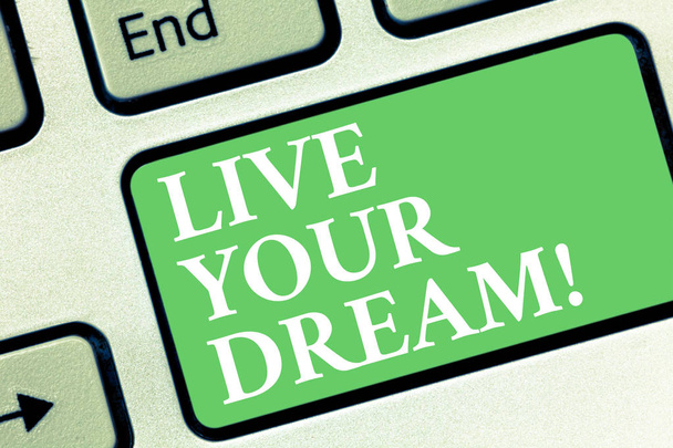 Conceptuele hand schrijven weergegeven: Live Your Dream. Zakelijke foto presentatie van motivatie zijn succesvolle inspiratie geluk bereiken doelen toets op het toetsenbord te willen maken van computer bericht idee. - Foto, afbeelding