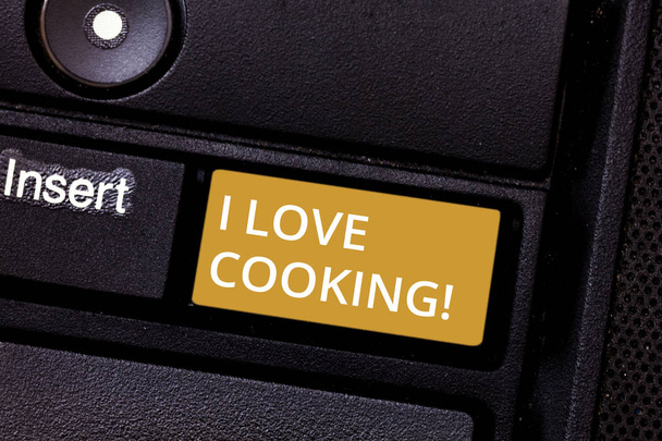 Käsitteellinen käsiala osoittaa I Love Cooking. Business valokuva teksti Ottaa kiintymystä kulinaarisia taiteita valmistella elintarvikkeita ja jälkiruokia Näppäimistö avain Aikomus luoda tietokoneen viestin idea
. - Valokuva, kuva