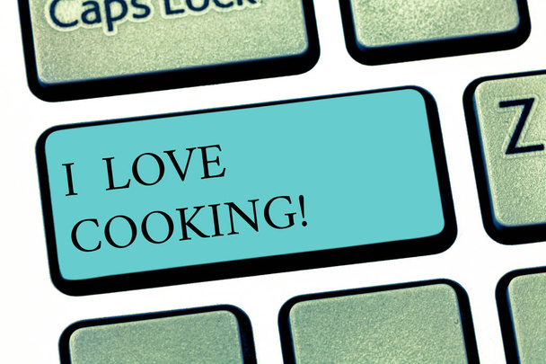 Tekst teken weergegeven: I Love koken. Conceptuele foto met affectie voor culinaire kunsten bereiden voedsel en desserts toets op het toetsenbord te willen maken van computer bericht op idee van het toetsenbord te drukken. - Foto, afbeelding