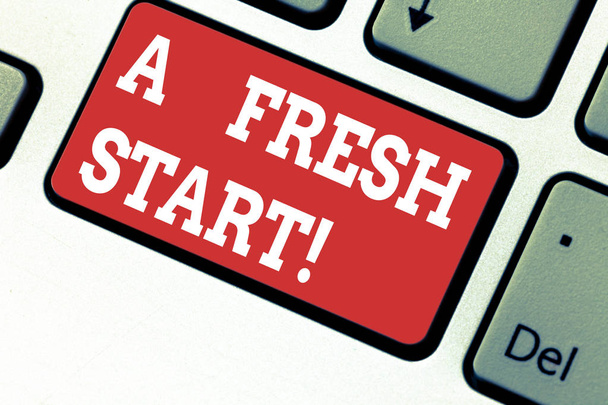 Tekst pisma ręcznego pisania, A Fresh Start. Pojęcia, co oznacza początek nowego, zmiana kierunku i strategie, aby kontynuować klawisz na klawiaturze zamiar utworzyć wiadomość komputer naciskając klawisz klawiatury, pomysł. - Zdjęcie, obraz