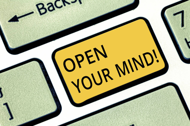 Tekst pisma ręcznego pisania Open Your Mind. Pojęcia, co oznacza być openminded Zaakceptuj nowe różne rzeczy pomysły sytuacjach klawiatura klucz zamiar utworzyć wiadomość komputer naciskając klawisz klawiatury, pomysł. - Zdjęcie, obraz