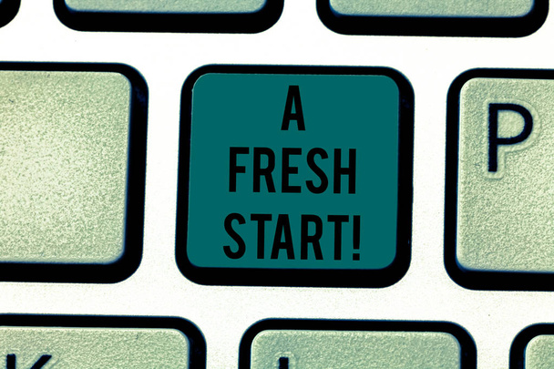 Conceptuele hand schrijven weergegeven: A Fresh Start. Zakelijke foto tekst nieuw begin het veranderen van richting en strategieën om te blijven toetsenbord toets willen maken van computer bericht idee. - Foto, afbeelding