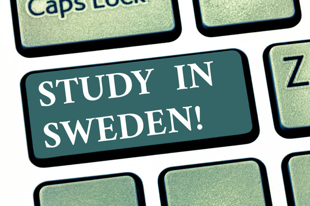 手書き文字研究のスウェーデン。教育目的のためキーボードのキーのキーパッドのアイデアを押すとコンピューターのメッセージを作成する意図のためのヨーロッパの国への旅行の意味の概念. - 写真・画像