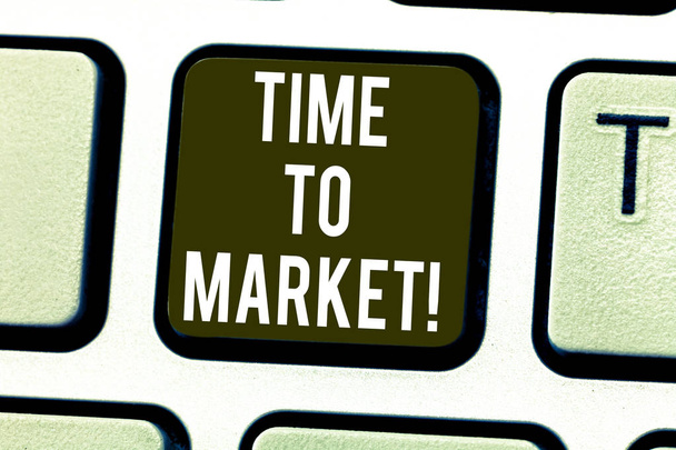 Handgeschreven tekst Time To Market. Concept, wat betekent dat juiste moment voor maken financiële bewegingen stock exchange toets op het toetsenbord te willen maken van computer bericht op idee van het toetsenbord te drukken. - Foto, afbeelding