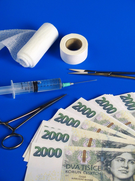 Couronnes tchèques avec seringue, outil chirurgical
 - Photo, image