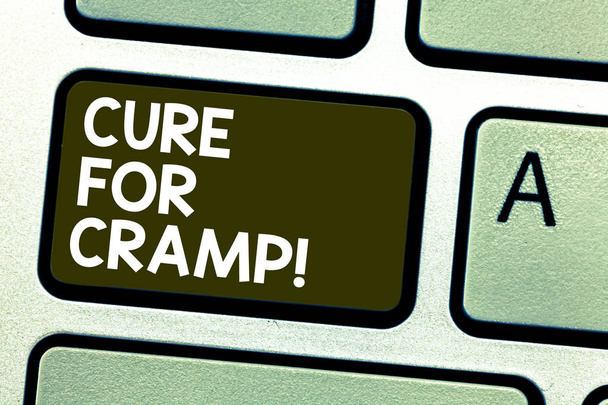 Письменный почерк Cure For Cramp. Концепция означает медицинское лечение хороший уход против некоторых видов боли клавиши клавиатуры Намерение создать компьютерные сообщения нажатием клавиатуры идея
. - Фото, изображение