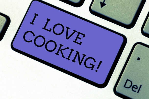 Conceptuele hand schrijven waarin ik Love koken. Zakelijke foto presentatie met affectie voor culinaire kunsten bereiden voedsel en desserts toets op het toetsenbord te willen maken van computer bericht idee. - Foto, afbeelding