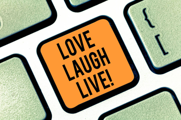 Szöveg jel mutatja a szeretet nevetni, élni. Fogalmi fénykép inspirált pozitív élvezni a napot, jó humor billentyű szándékát, hogy hozzon létre a számítógép üzenetet, nyomja meg a billentyűzet ötlet nevetve. - Fotó, kép