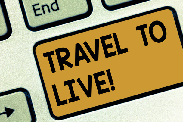 Tekst teken weergegeven: Travel To Live. Conceptuele foto Get kennis en spannende avonturen door te gaan op reizen toetsenbord toets voornemen om computer bericht te drukken toetsenblok idee te maken. - Foto, afbeelding