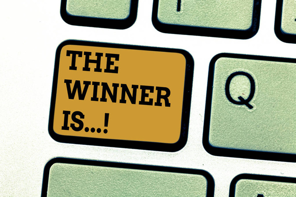 テキストの記号の勝者は示します。概念的な写真競争キーボード キーのキーパッドのアイデアを押すとコンピューターのメッセージを作成する意図に勝利コンテストで優勝者を発表. - 写真・画像