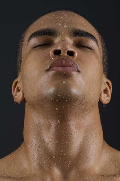 Face of man with water drops - Foto, afbeelding