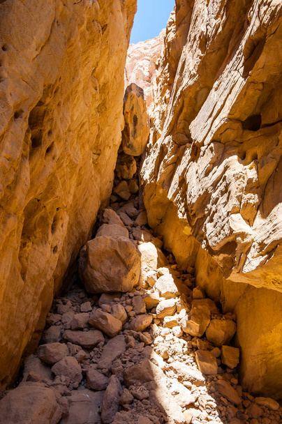 Ciekawe trasy kształty, otoczony przez jaskinie, skały, skały cooper starożytne kopalnie kaniony i góry zakresu w Timna Park Narodowy w Izraelu - Zdjęcie, obraz