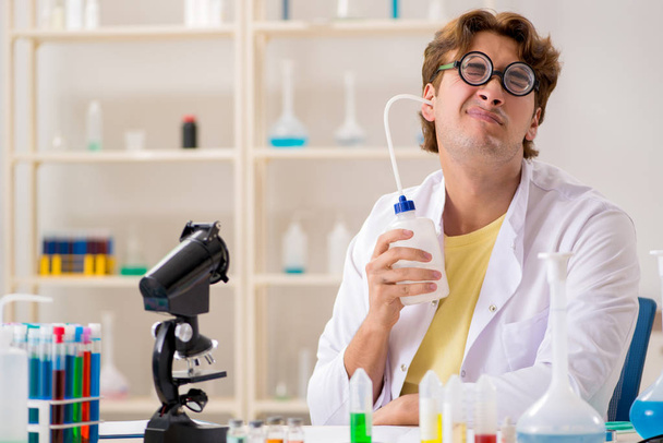 Funny químico loco haciendo experimentos y pruebas
 - Foto, Imagen
