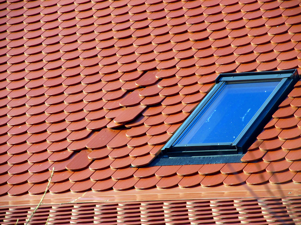 fout in de plaatsing van de tegels op het dak - Foto, afbeelding