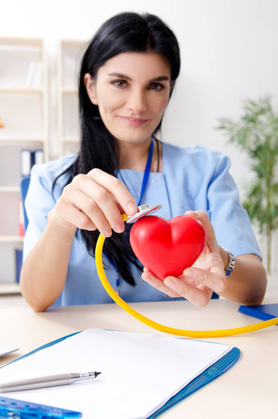 Medico cardiologo femminile che lavora in clinica - Foto, immagini
