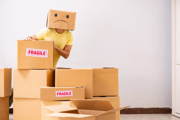 Ongelukkig man met doos in plaats van hoofd  - Foto, afbeelding