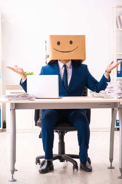 Щасливий працівник чоловіка з коробкою замість голови
 - Фото, зображення