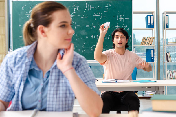 Jóvenes estudiantes tomando el examen de matemáticas en el aula
  - Foto, imagen