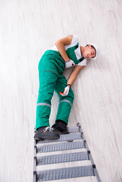 Молодий працівник падає зі сходів
  - Фото, зображення