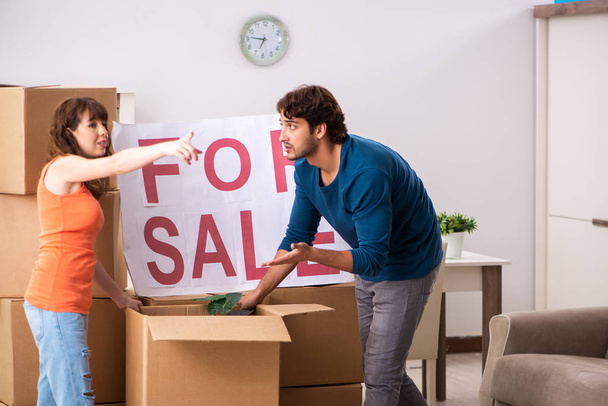Jonge familie biedt huis te koop en te verhuizen - Foto, afbeelding