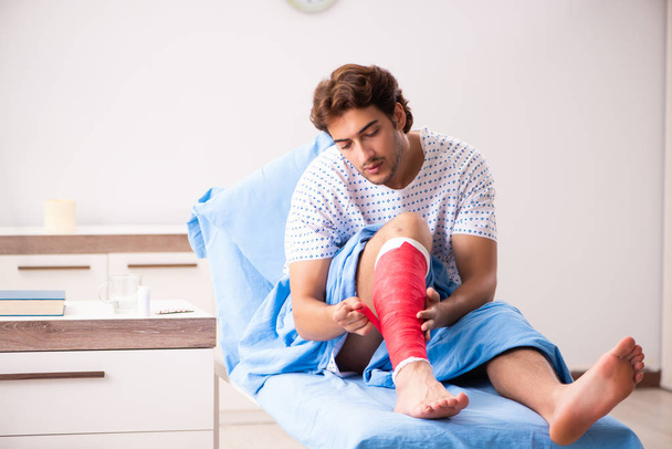 Injured man waiting treatment in the hospital - Foto, imagen