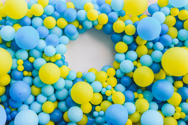 background of balloons in yellow and blue. place for inscription - Foto, imagen