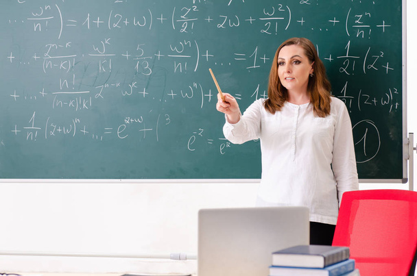 教室で女性の数学教師  - 写真・画像