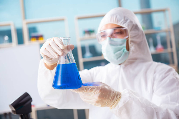 Homme biotechnicien chimiste travaillant dans le laboratoire
 - Photo, image