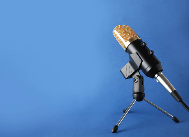 Condenser microphone on color background, space for text - Foto, Imagen