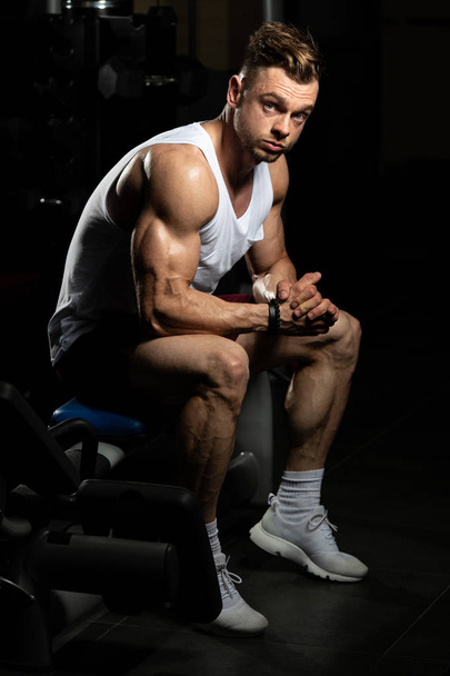 Attractive Man Resting On Bench After Exercise In Fitness Center - Foto, Imagem