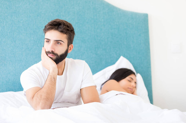 Joven pareja deprimida en la cama - concepto de problemas diurnos
 - Foto, imagen
