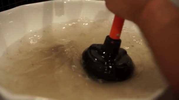 kipróbálás-hoz eltávolít eltömődött dugattyút mosogatók - Felvétel, videó