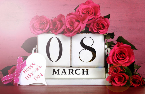 διεθνή γυναικεία ημέρα ημερομηνία ημερολογίου λευκό εκλεκτής ποιότητας κομμάτι ξύλου για 8 Μαρτίου. - Φωτογραφία, εικόνα