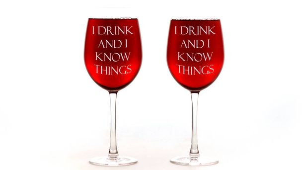 Verres à vin rouge avec je bois et je sais des choses texte
. - Photo, image