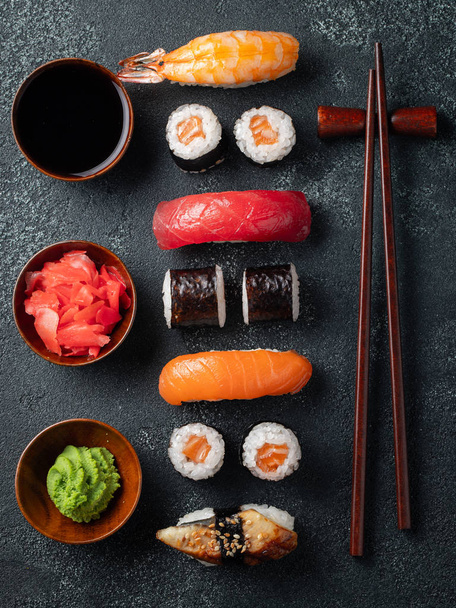 Set sushi en maki op stenen tafel. - Foto, afbeelding